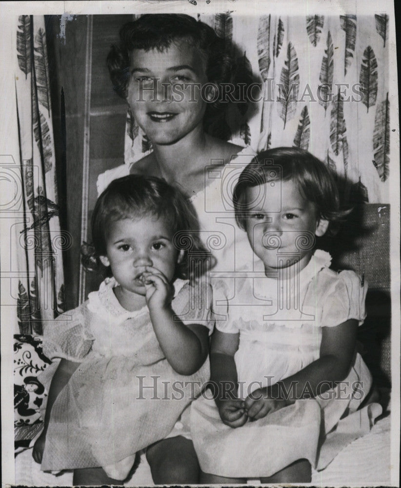 1958 Press Photo Wife Of Medal Of Honor Sailor, William Charette And Children - Historic Images