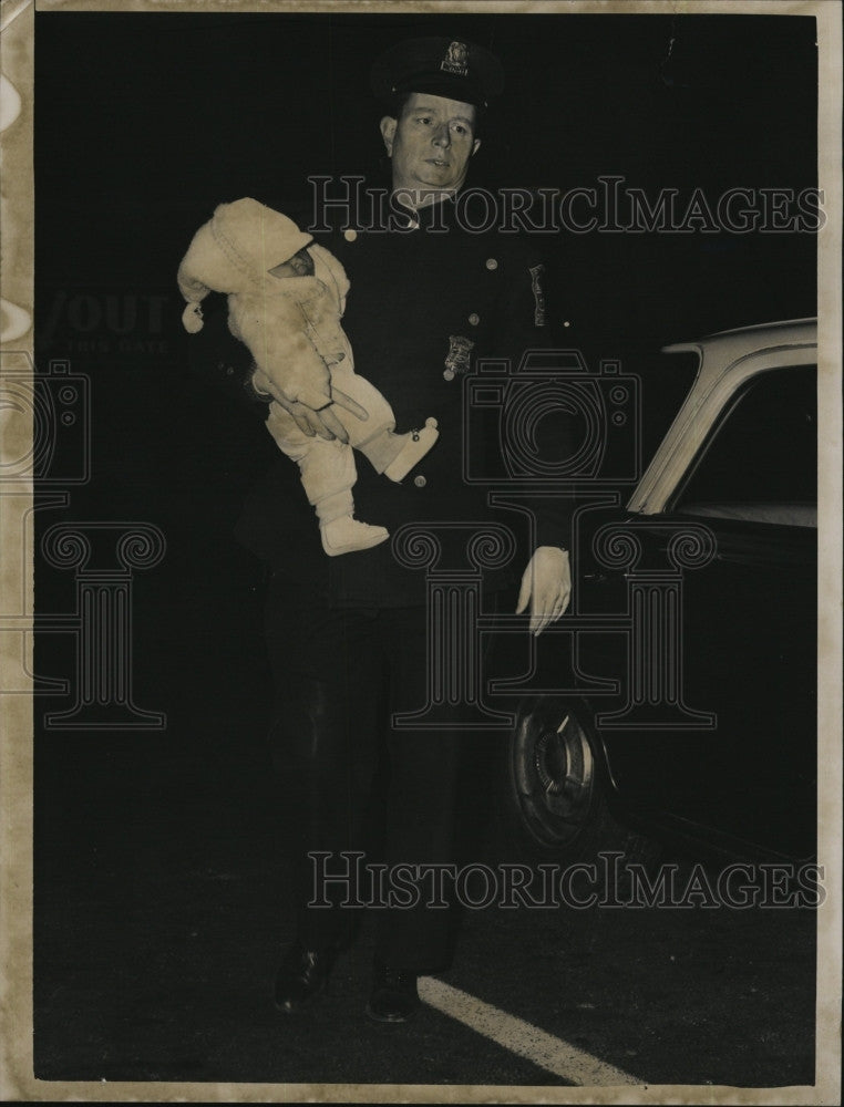 1962 Press Photo Officer James Dolan carries baby left on doorstep - Historic Images