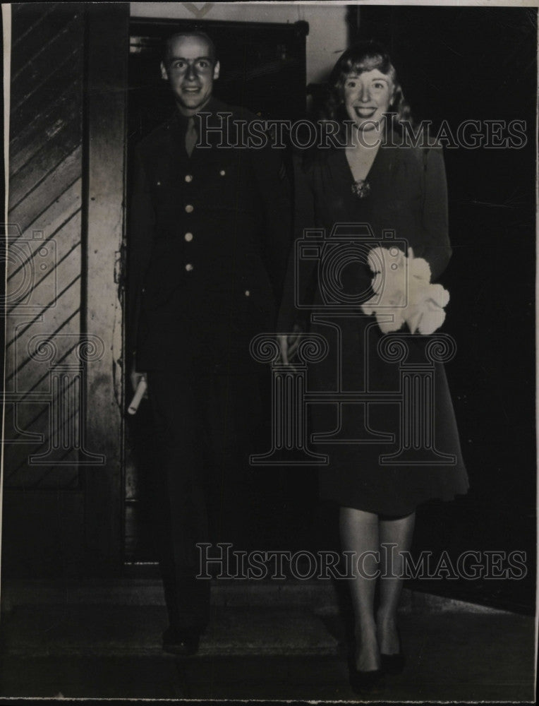 1944 Press Photo Cpl. and Mrs. Horace Elgin Dodge III after their wedding - Historic Images