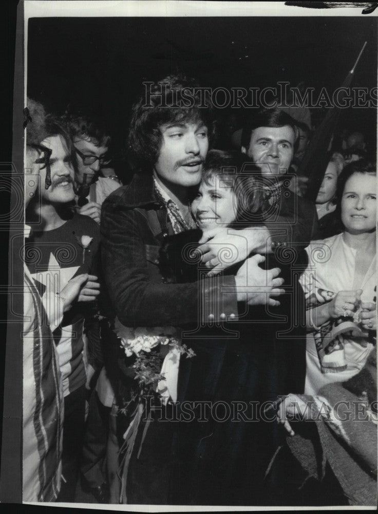 1970 Press Photo Judy Carne and Robert Bergmann following their wedding - Historic Images