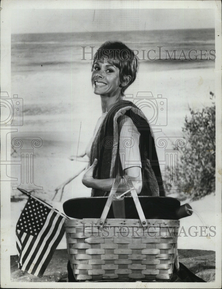 1966 Press Photo Judy Carne - Historic Images