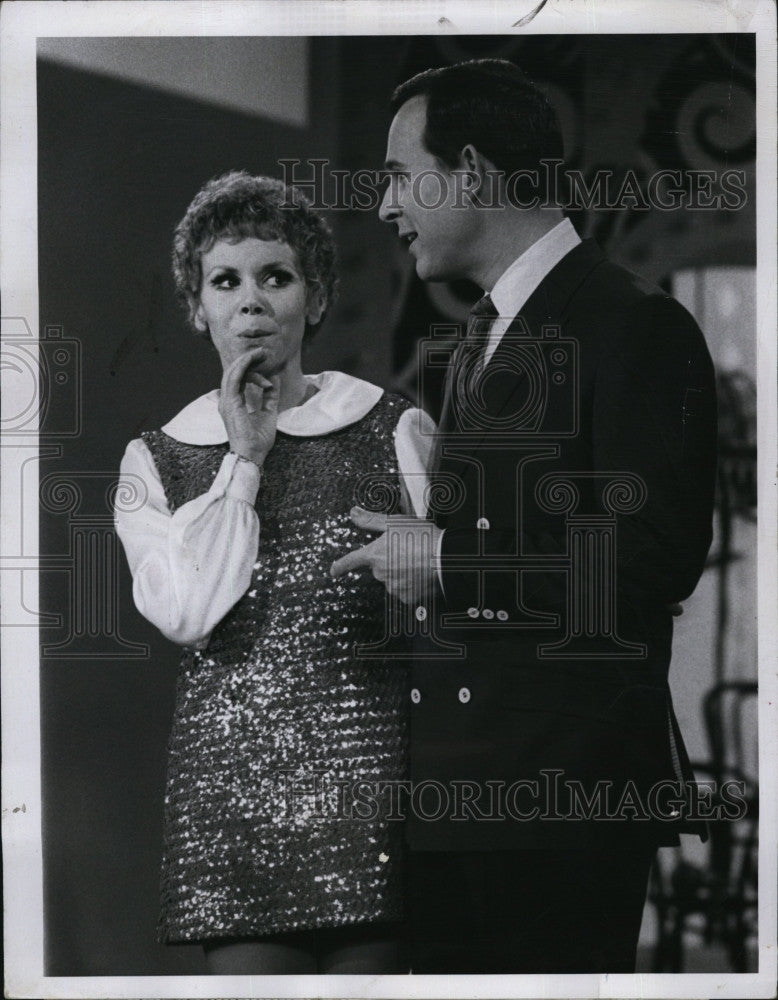 1967 Press Photo Judy Carne and Dick Smothers - Historic Images