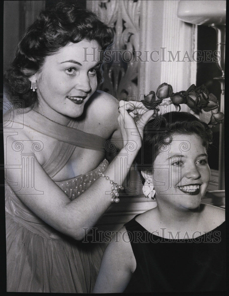 1957 Press Photo Mrs. Dorothy Carlson &amp; Tilia Goodsill - Historic Images