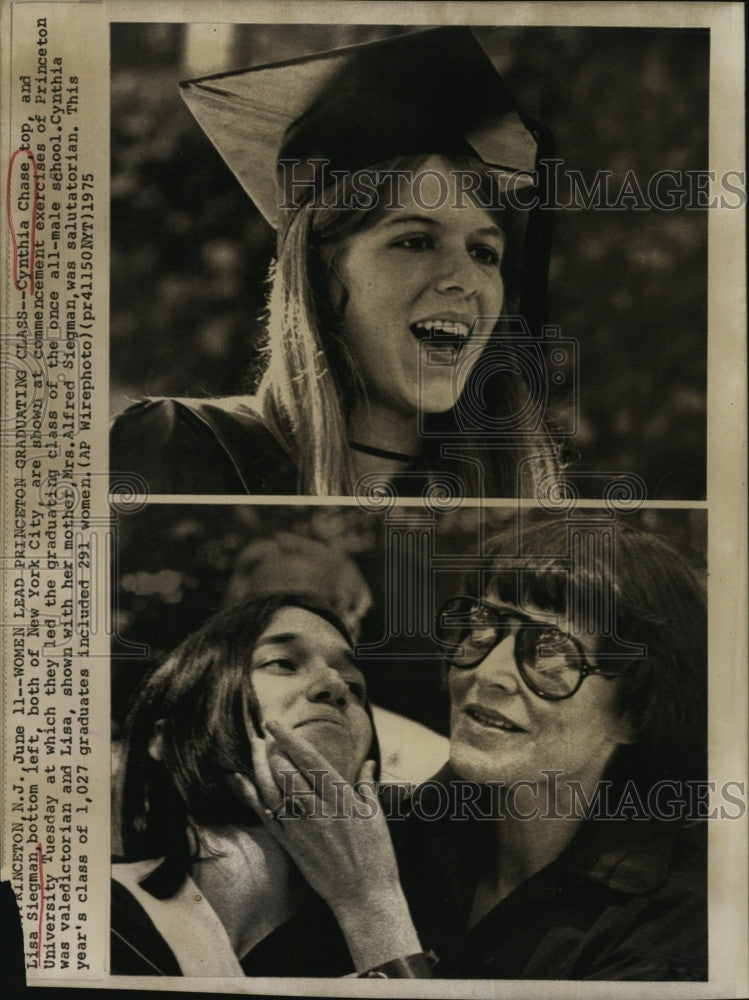 1975 Press Photo Cynthia Chase &amp; Lisa Siegman at Princeton University Graduation - Historic Images