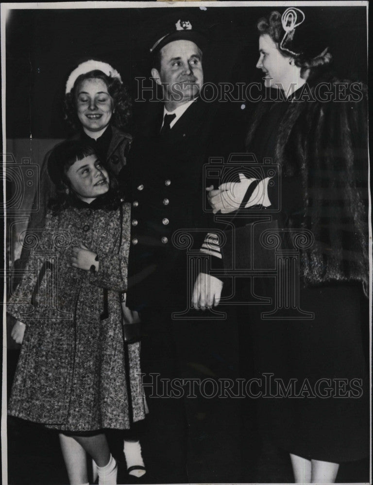 1952 Press Photo Capt.Kurt Carlsen, greeted by his family upon arrival. - Historic Images