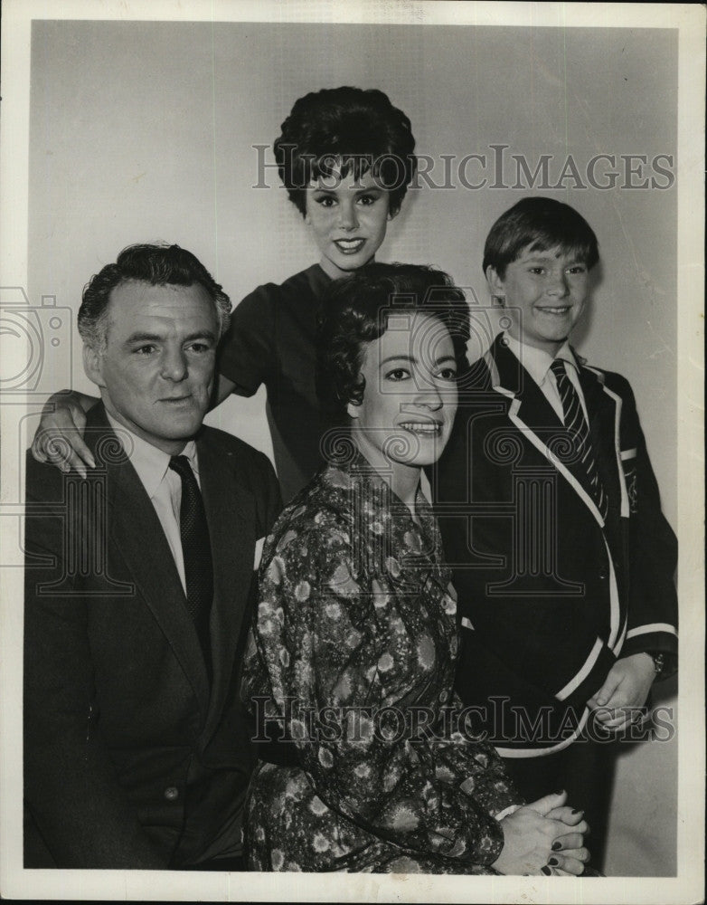 1962 Press Photo Actress Julie Carner with Victor  Maddern, Diana Chesney. - Historic Images