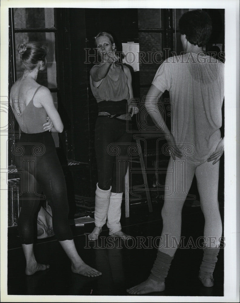 1985 Press Photo Carolyn Carlson of Dinosaur Dance Company - Historic Images