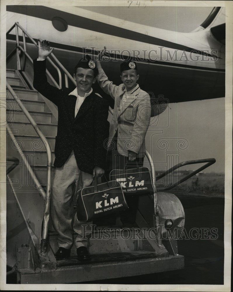 1956 Press Photo Richard Dougherty &amp; Archer Court, of Newpaper Boys in Stockholm - Historic Images