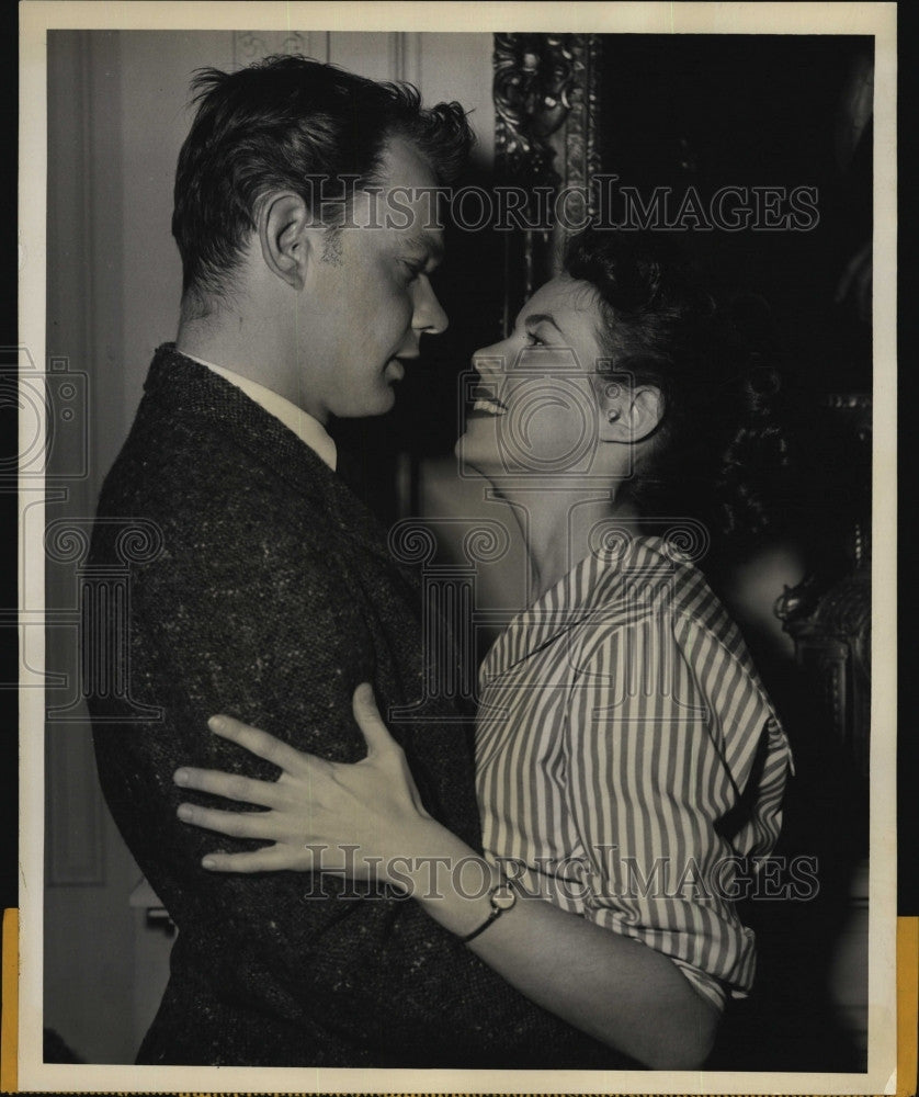 1955 Press Photo Vanessa Brown &amp; Lamont Johnson in &quot;Stage 7&quot; - Historic Images