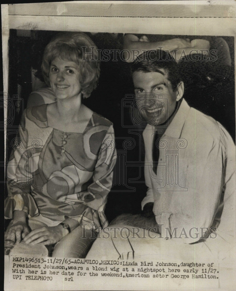 1965 Press Photo Linda Johnson, With Wig &amp; Actor George Hamilton - Historic Images