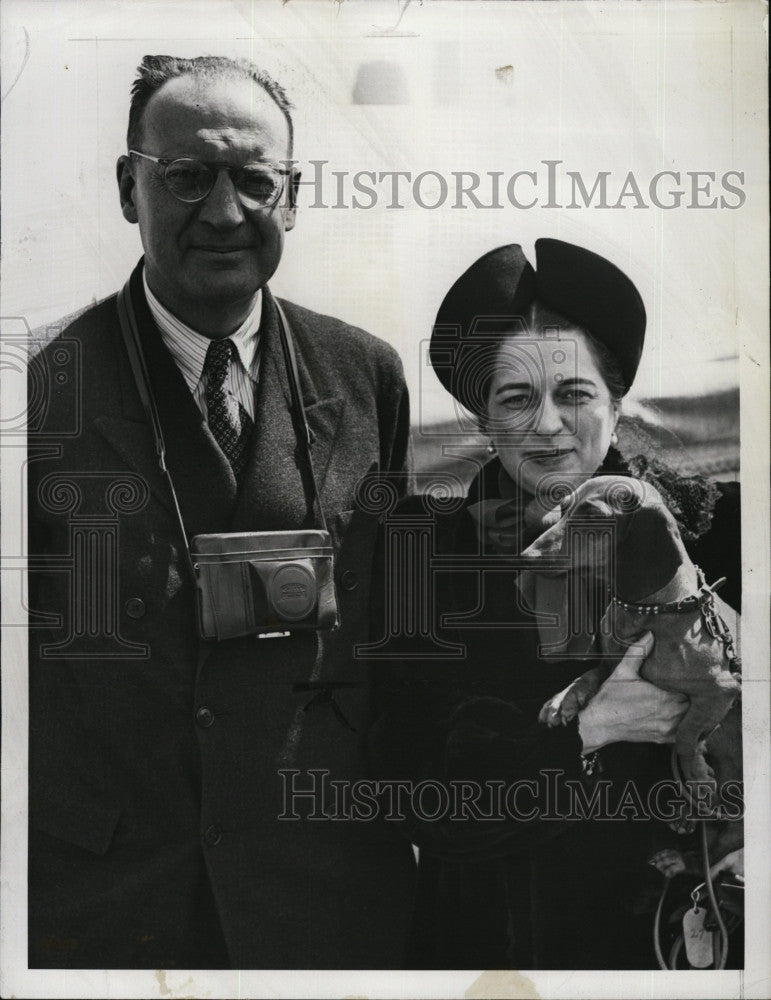 1941 Press Photo Commander Albert Schrader, U.S.N. in Berlin with his wife. - Historic Images