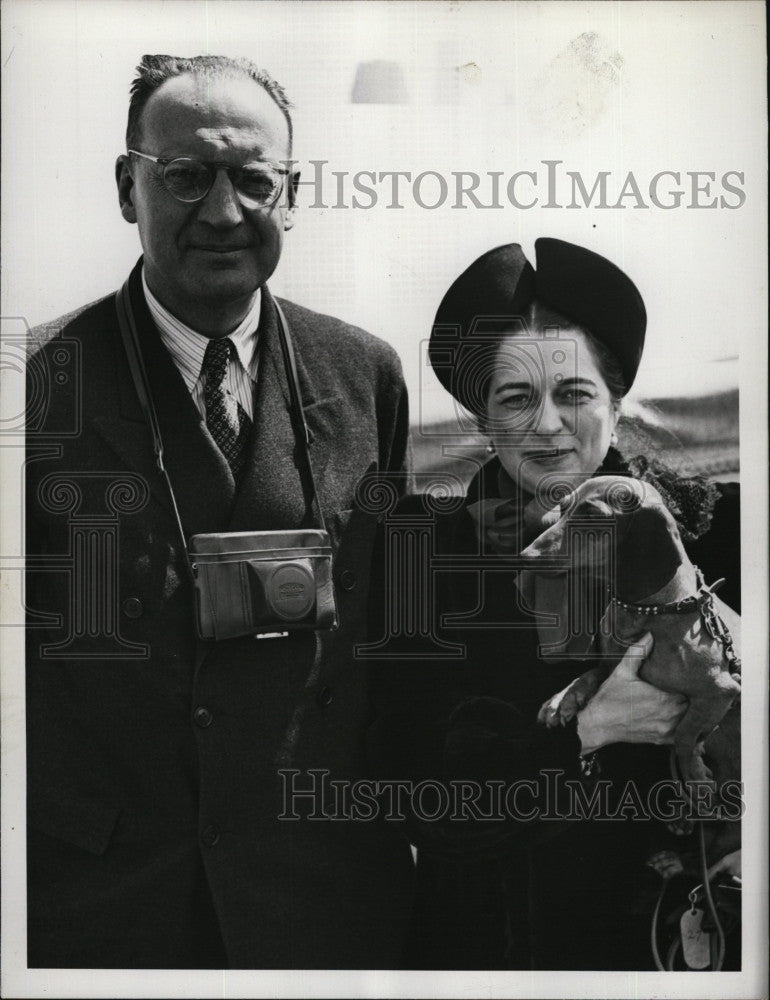 1941 Press Photo Commander Albert Schrader U.S.N in Berlin with his wife. - Historic Images