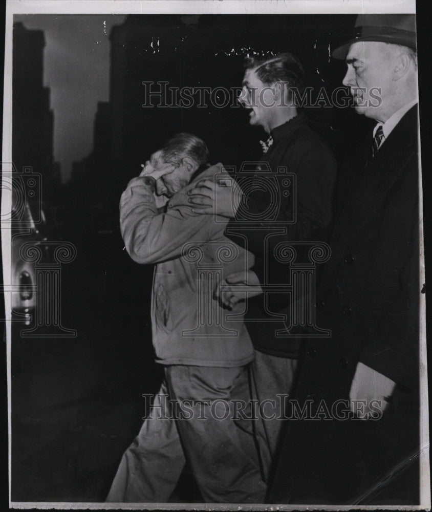 1955 Press Photo Herman Scholz cover his face as he enters police station. - Historic Images