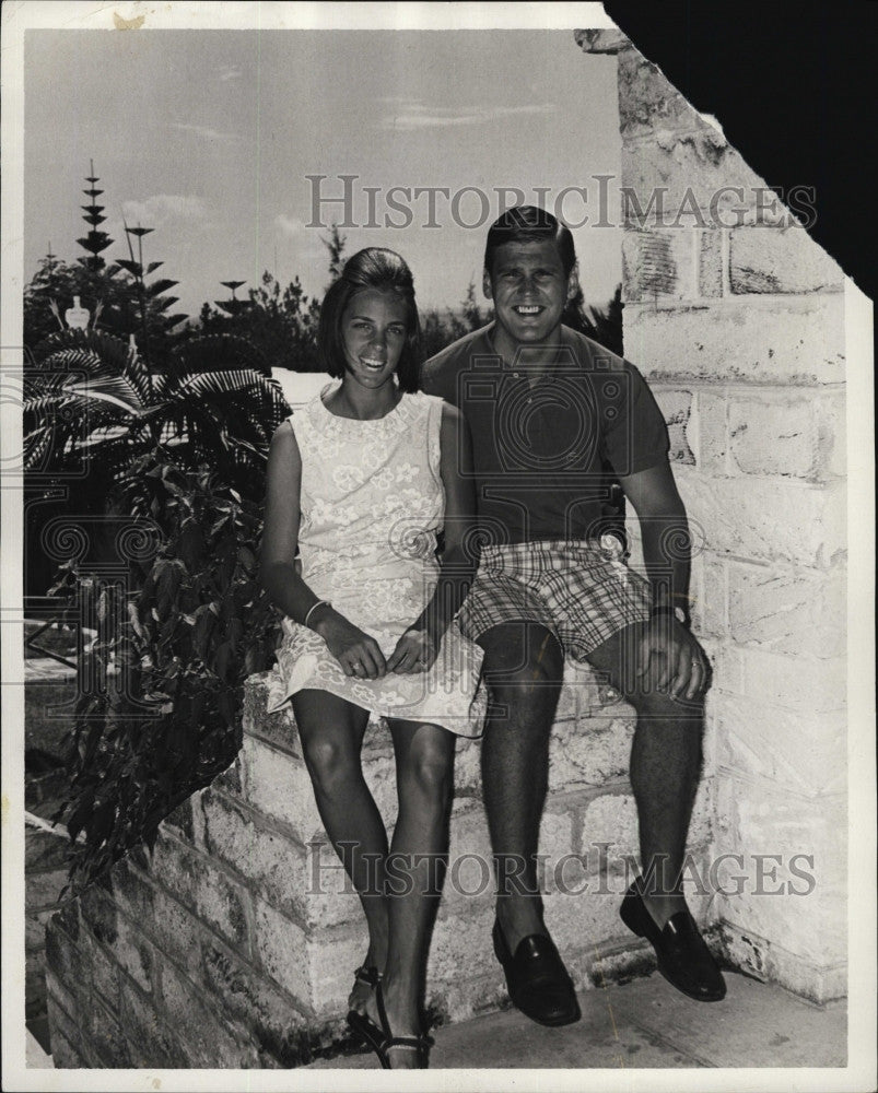 1967 Press Photo Mr. and Mrs. Paul Barringe pictured at Elbow Surf Club. - Historic Images