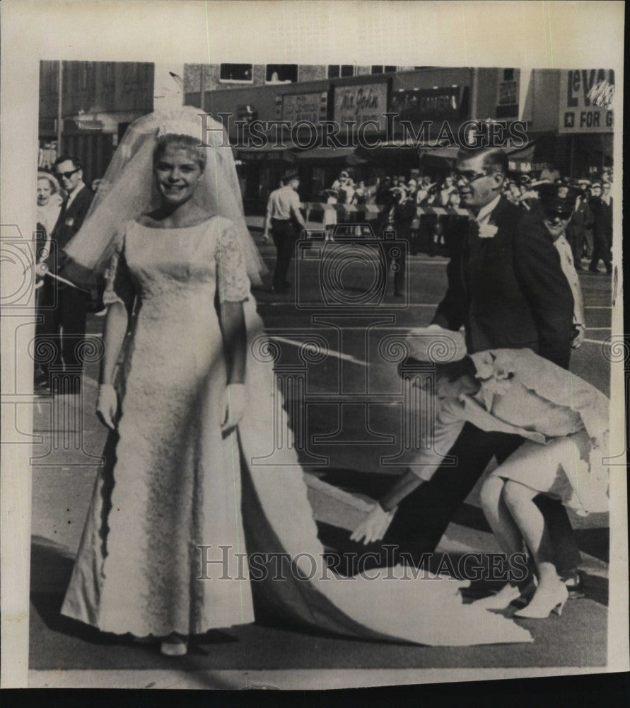 1966 Press Photo Donna Erickson,followed by her mother to fixed her gown. - Historic Images