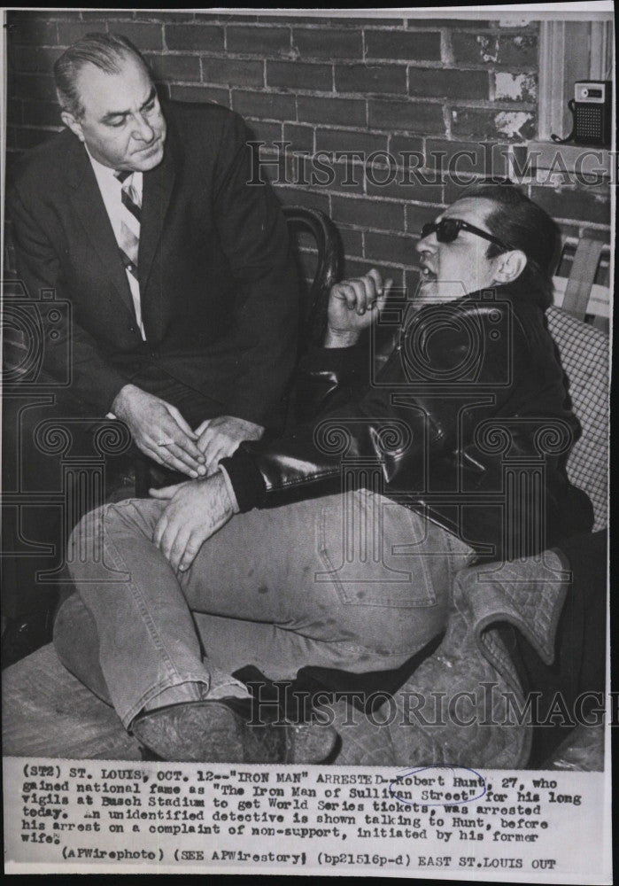 1964 Press Photo Robert Hunt arrested today by Det - Historic Images