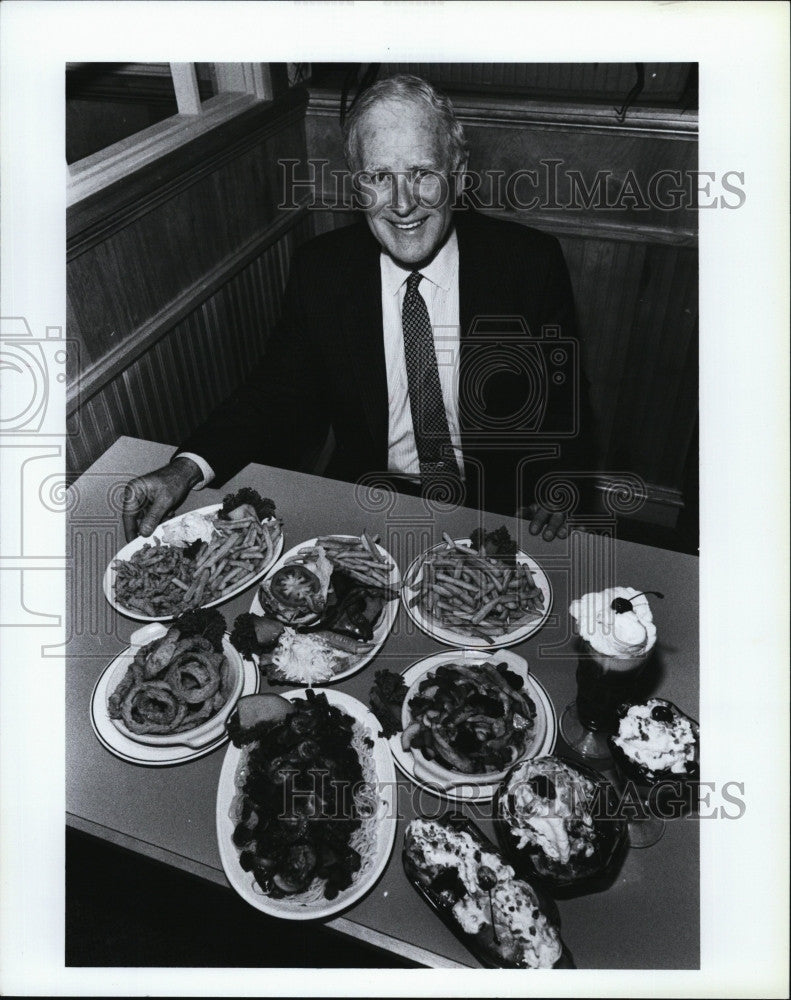 1990 Press Photo FAI pres. Arthur Barrett and HoJos food - Historic Images