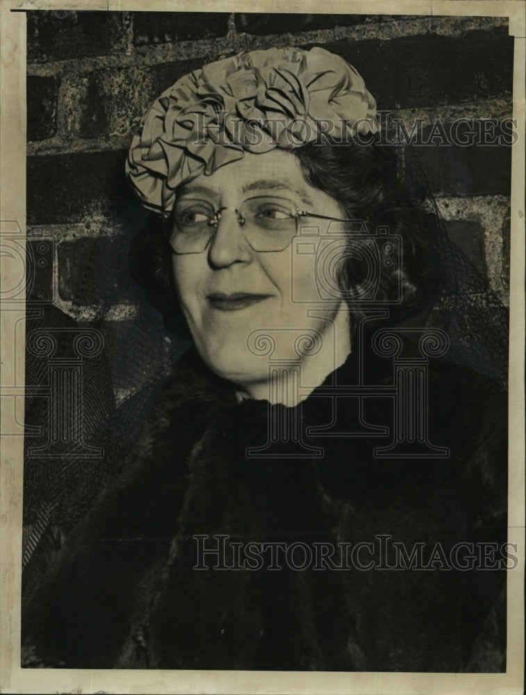 1942 Press Photo Mrs Elizabeth Barrett of Mass. - Historic Images