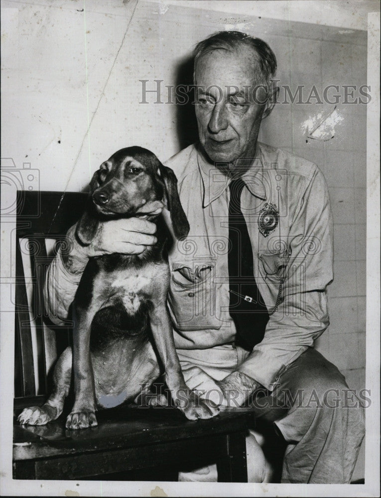 1955 Press Photo Animal Rescue League. Fred Barrett &amp; stray dog - Historic Images