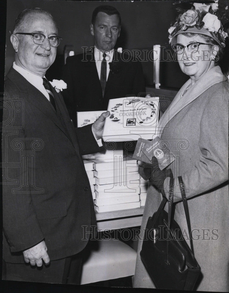 1961 Press Photo Charlestown Bank Pres NF Barrett, Mrs DJ Jameson at opening - Historic Images