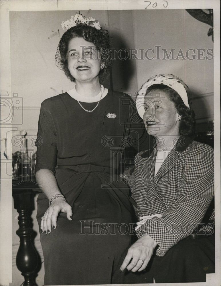 1951 Press Photo Mrs. Robert W.Boas and Mrs.Eleanor M. Clung. - Historic Images