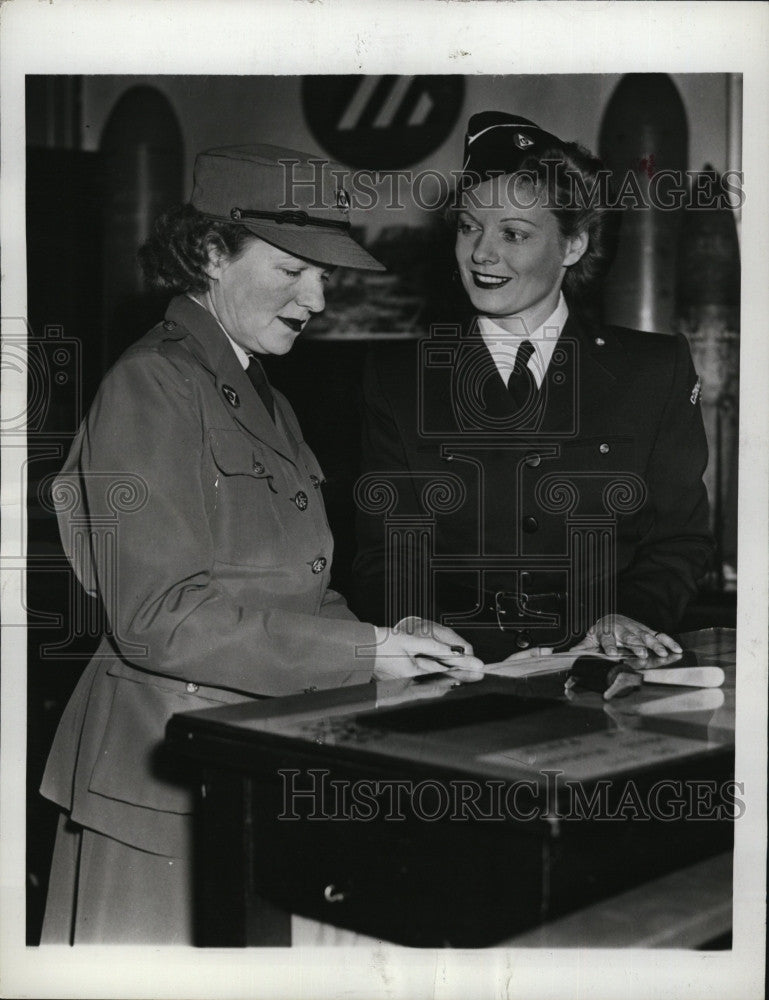 1942 Press Photo actress Anna Neagle fingerprinted by Mrs. Tom Yawkey of Red Sox - Historic Images