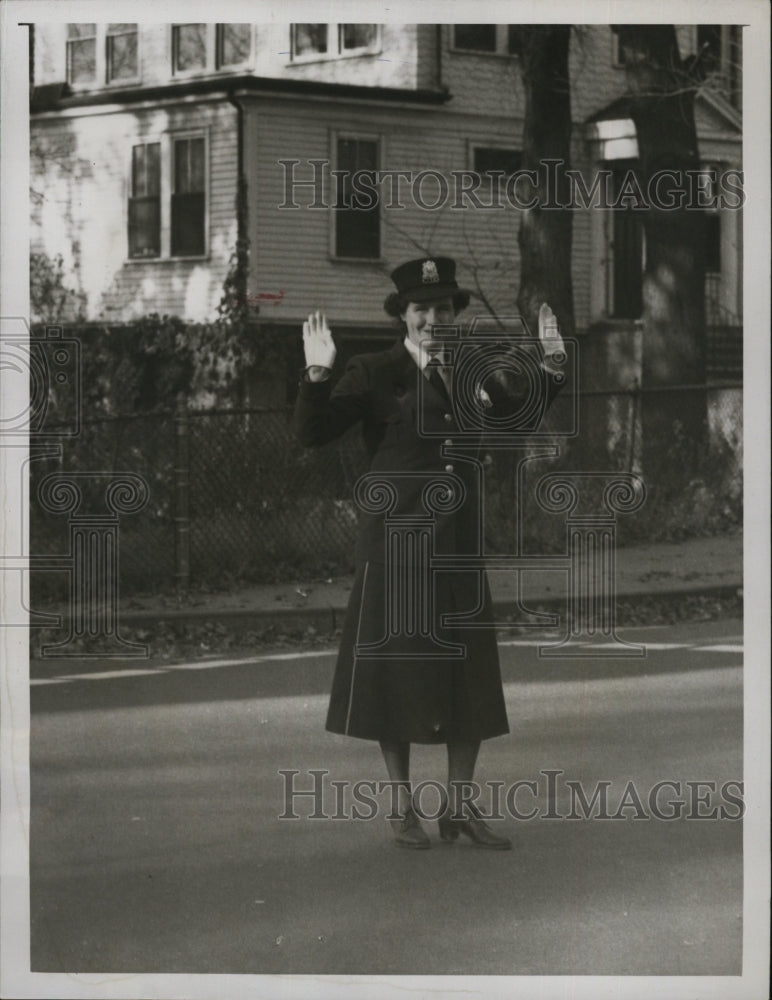 1980 School traffic director Eleanor Smith denies seeing bandits - Historic Images