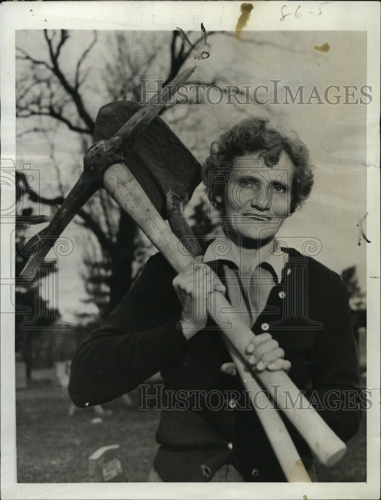 1956 Common laborer and Gravedigger Mrs. Eylean Smith - Historic Images