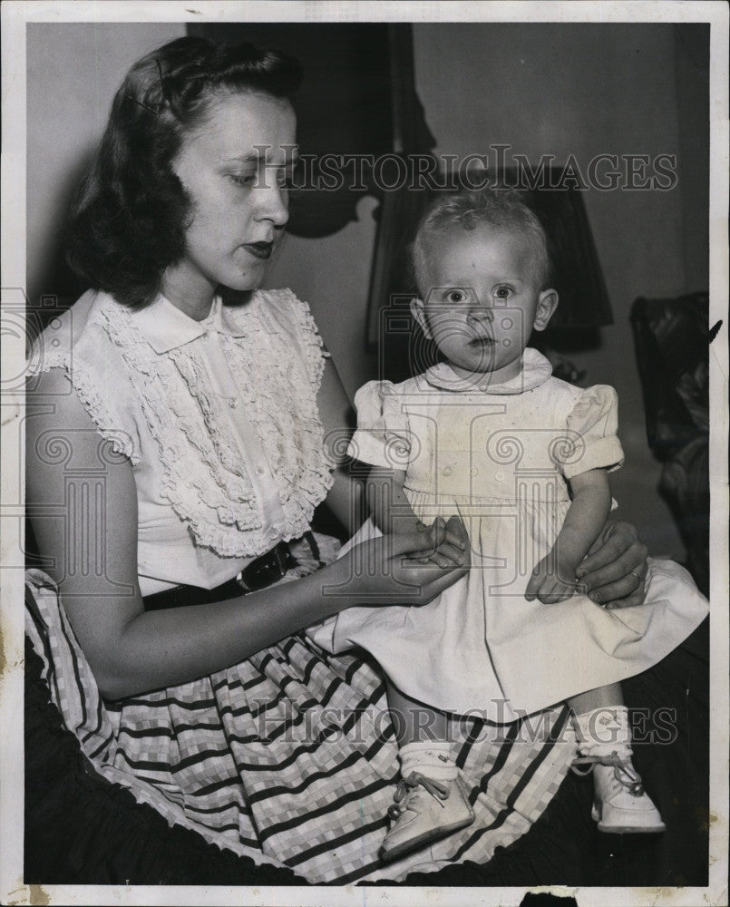 1957 Press Photo Elizabeth &quot;Widdy&quot; Bock &amp; her mom at hospital - Historic Images