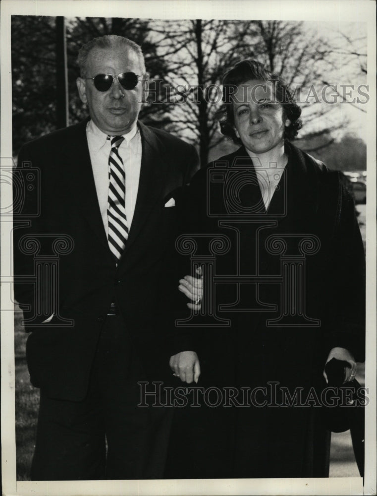 1956 Press Photo Mr. &amp; Mrs. Morris Weinberger arrive at court - RSK89121 - Historic Images