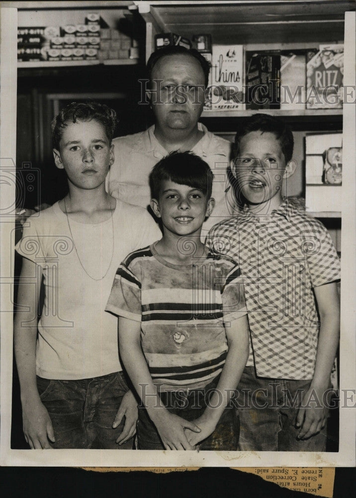 1955 Press Photo Louis Weiner,G Daley,B Doherty, D Egan in store that was robbed - Historic Images