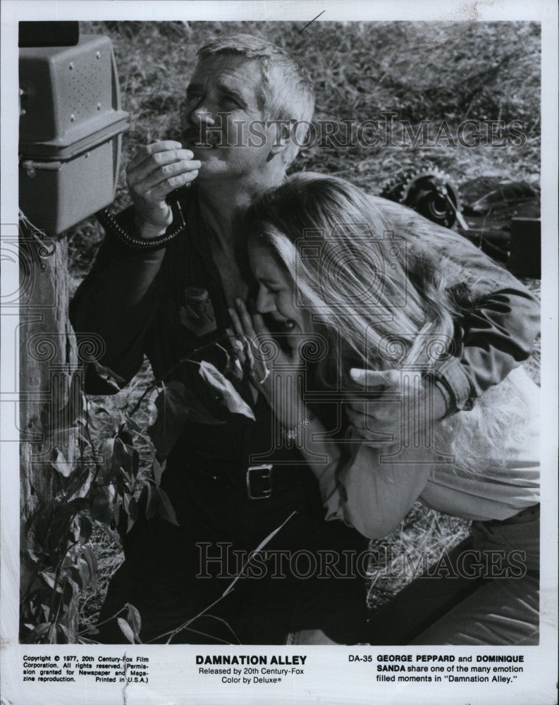 1977 Press Photo George Peppard&amp; Dominique Sanda starring in  &quot;Damnation Alley&quot; - Historic Images