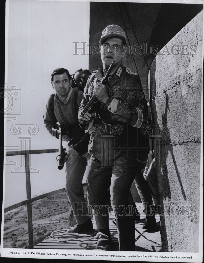 1967 Press Photo George Peppard &amp; Rock Hudson in &quot;Tobruk&quot; - Historic Images