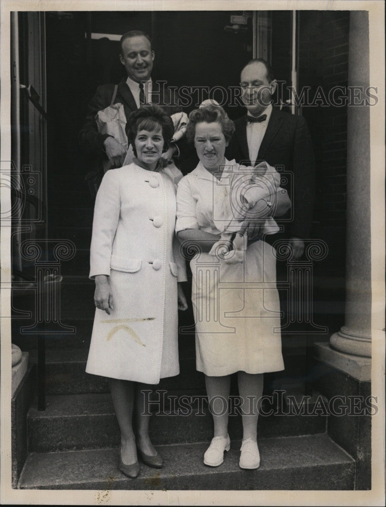 1966 Press Photo Mr & Mrs Ray Oulett & baby at Univ Hospital & Dr S brodie - Historic Images