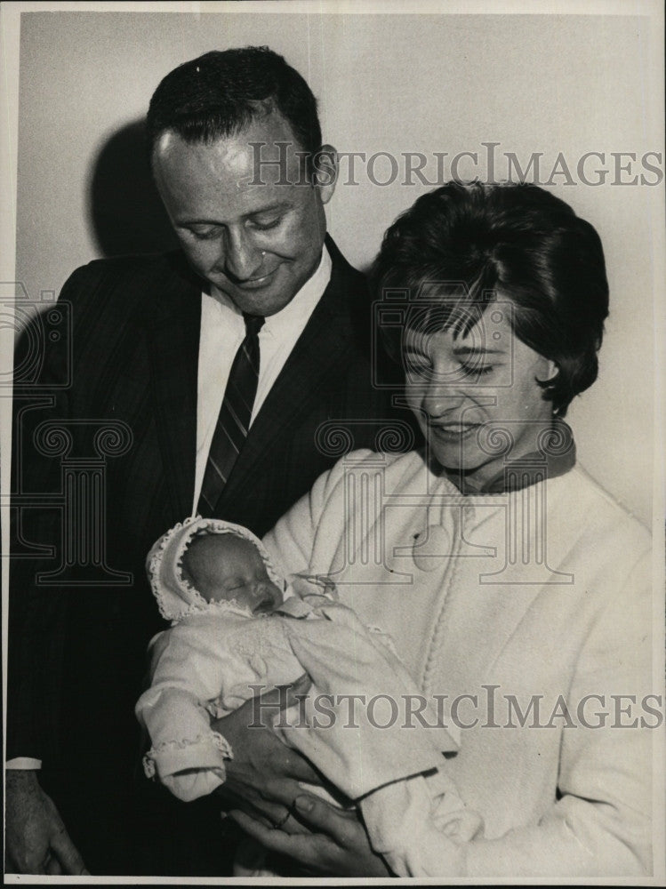 1966 Press Photo Mr & Mrs Ray Oulett & baby Nicole,born premature 7 survived - Historic Images