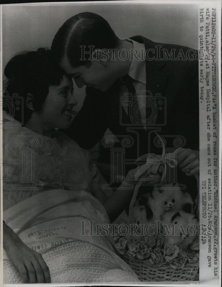1966 Press Photo Michael Aranson & wife Patti after birth of quintuplets - Historic Images