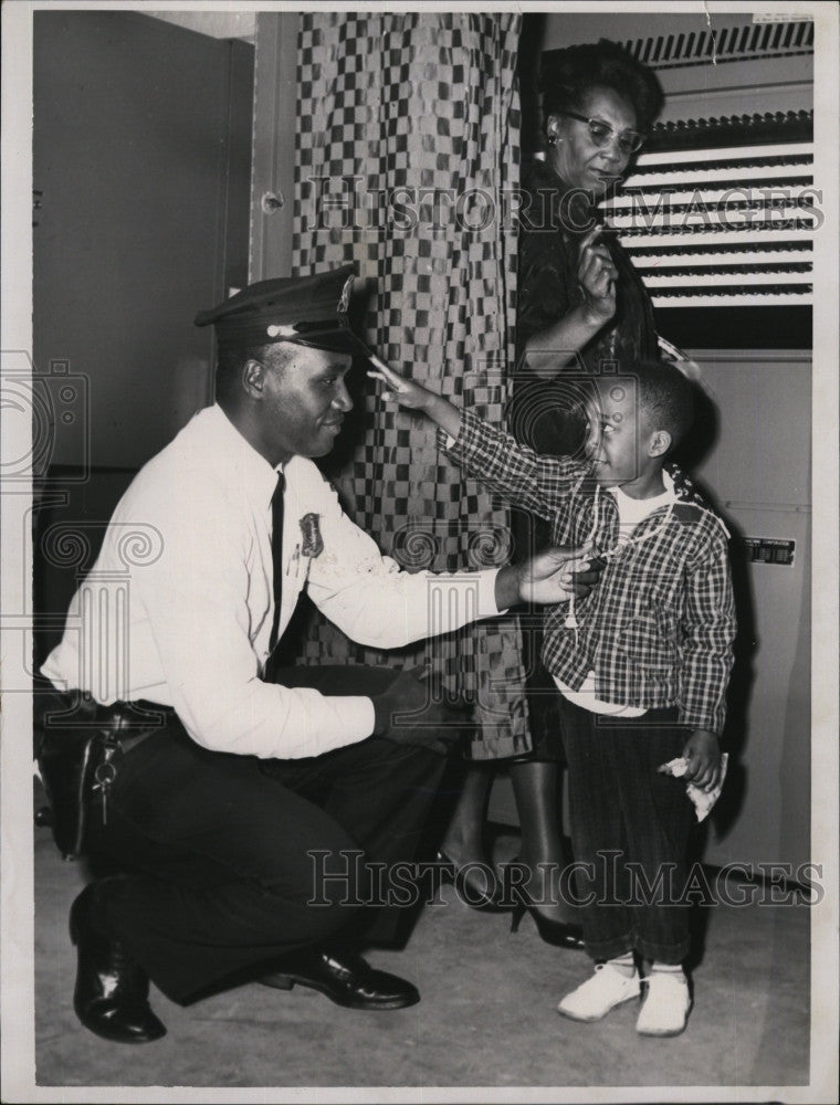 1963 Press Photo Mrs Annie Burrell &amp; grandson Robert &amp; police Richard Armstead - Historic Images