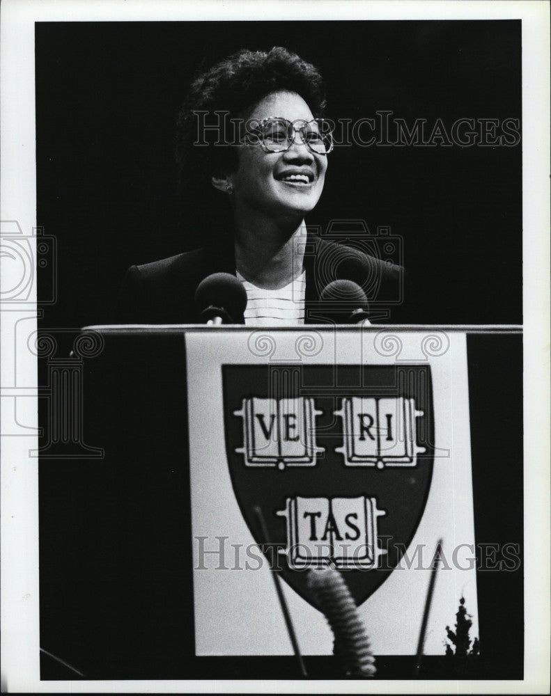 1986 Press Photo Corazon Aquino, Philippine Pres at Harvard - Historic Images