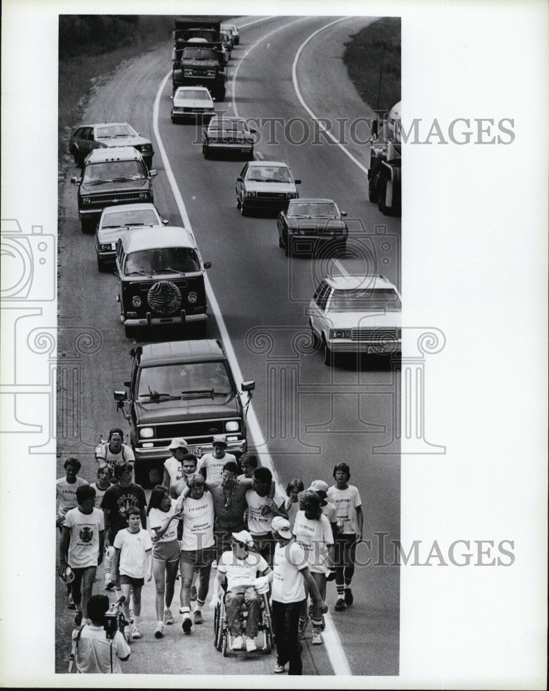 1984 Press Photo Gary Araminis &amp; friend in cross country run - Historic Images