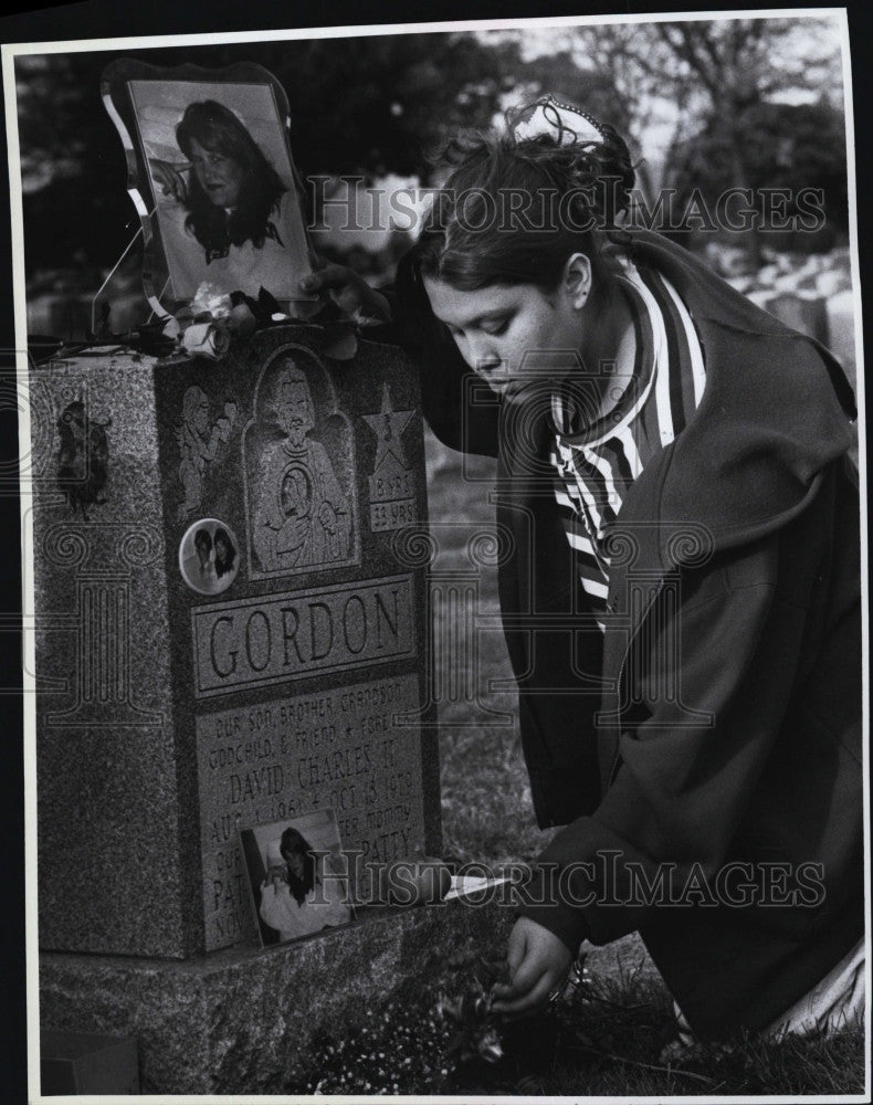 1995 Press Photo Boy at Dead Mother&#39;s Grave - Historic Images