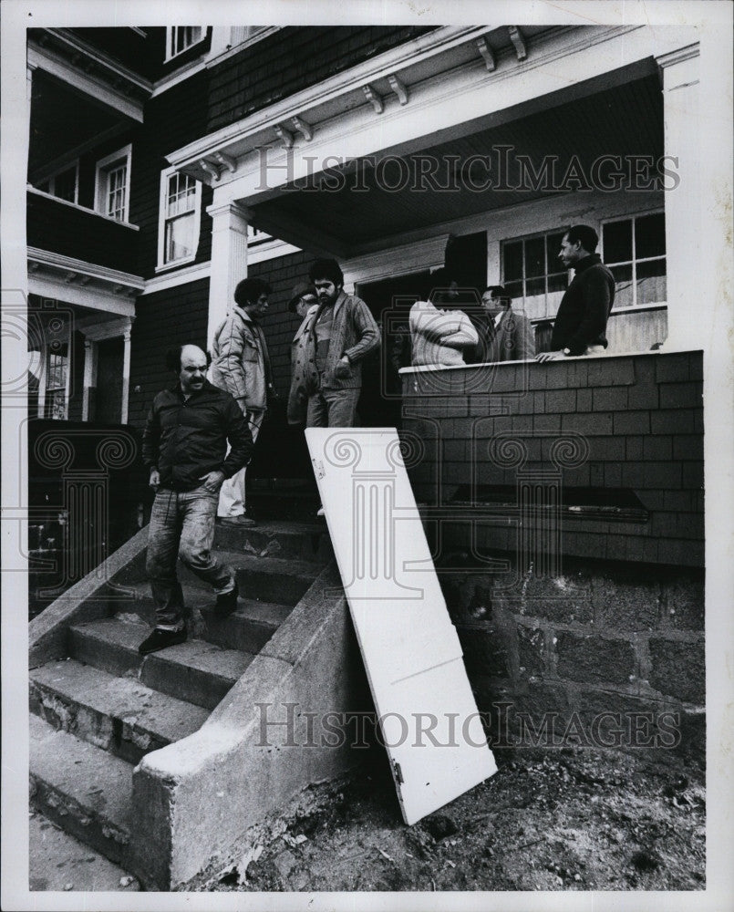 1979 Press Photo Eduardo Aponte Visits Scene Where His Family Murdered - Historic Images