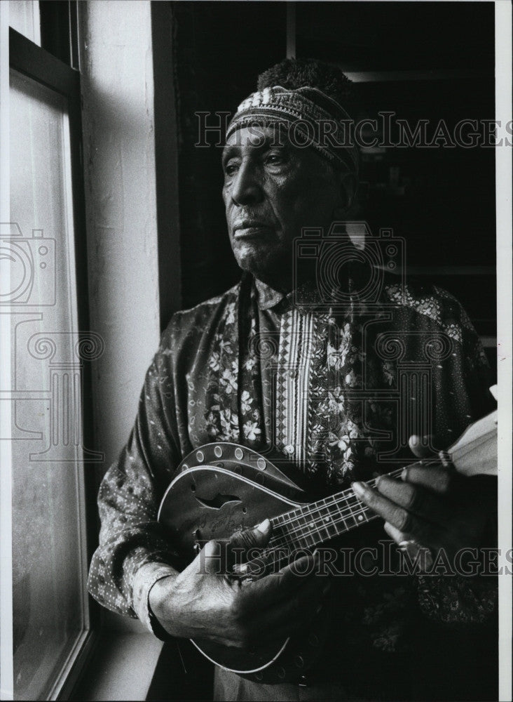 1997 Press Photo String Band Master Howard Armstrong In His Studio - Historic Images