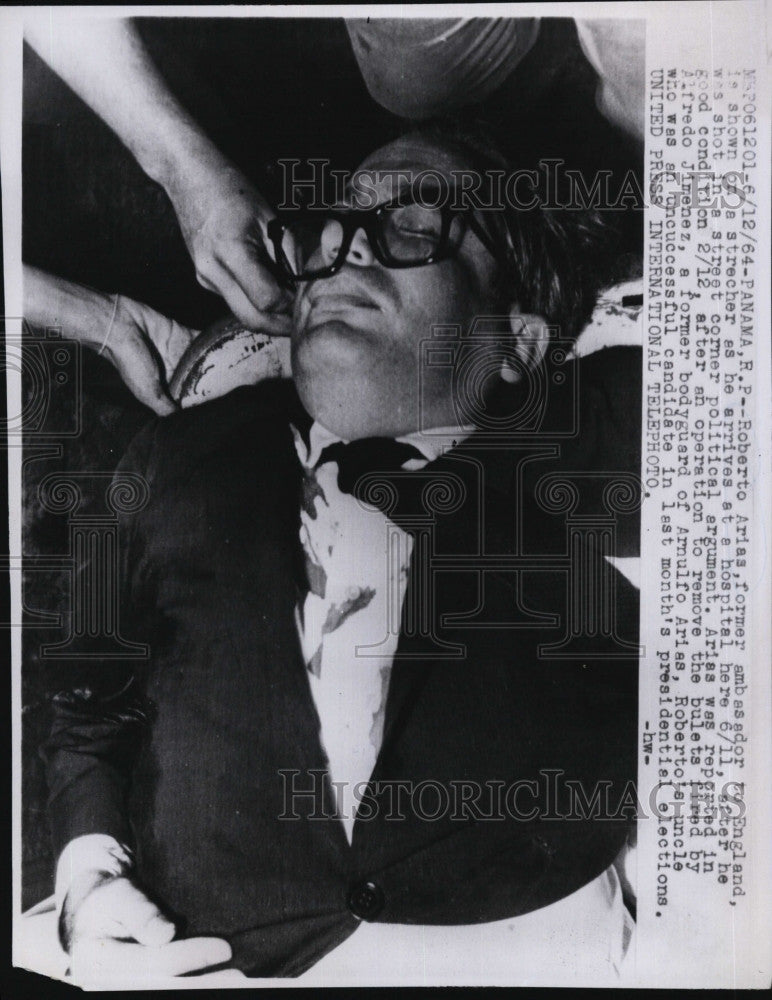 1964 Press Photo Roberto Arias Arrives At hospital After Being Shot - Historic Images