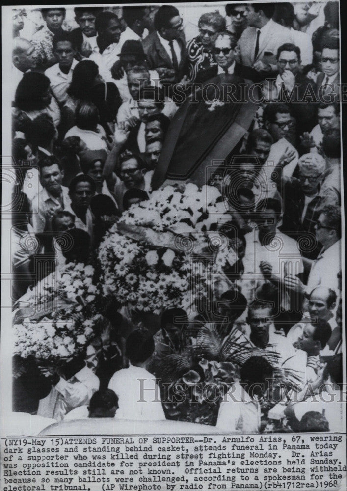 1968 Press Photo Arnulfo Arias Attends Funeral Of Supporter - Historic Images