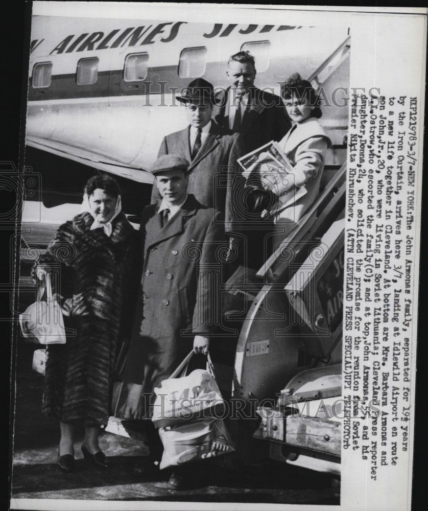 1960 Press Photo The John  Armonas family reunited after 19 years - Historic Images