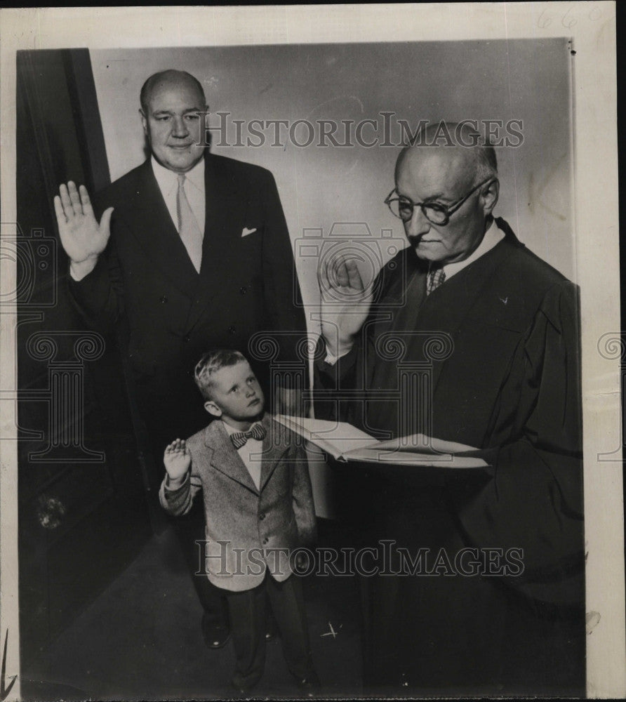 1953 Press Photo Philip Eward, 6, takes the oath to become an American Citizen - Historic Images