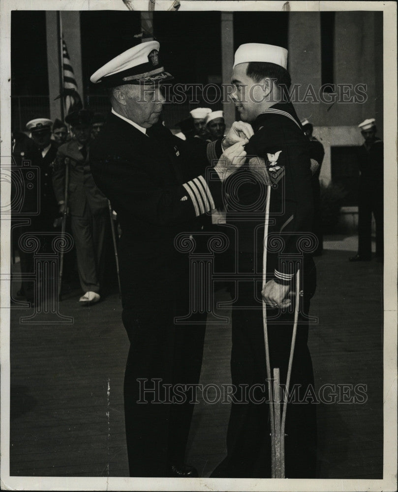 1944 Press Photo Richard C Woodman Receives Presidential Unit Citation Captain - Historic Images