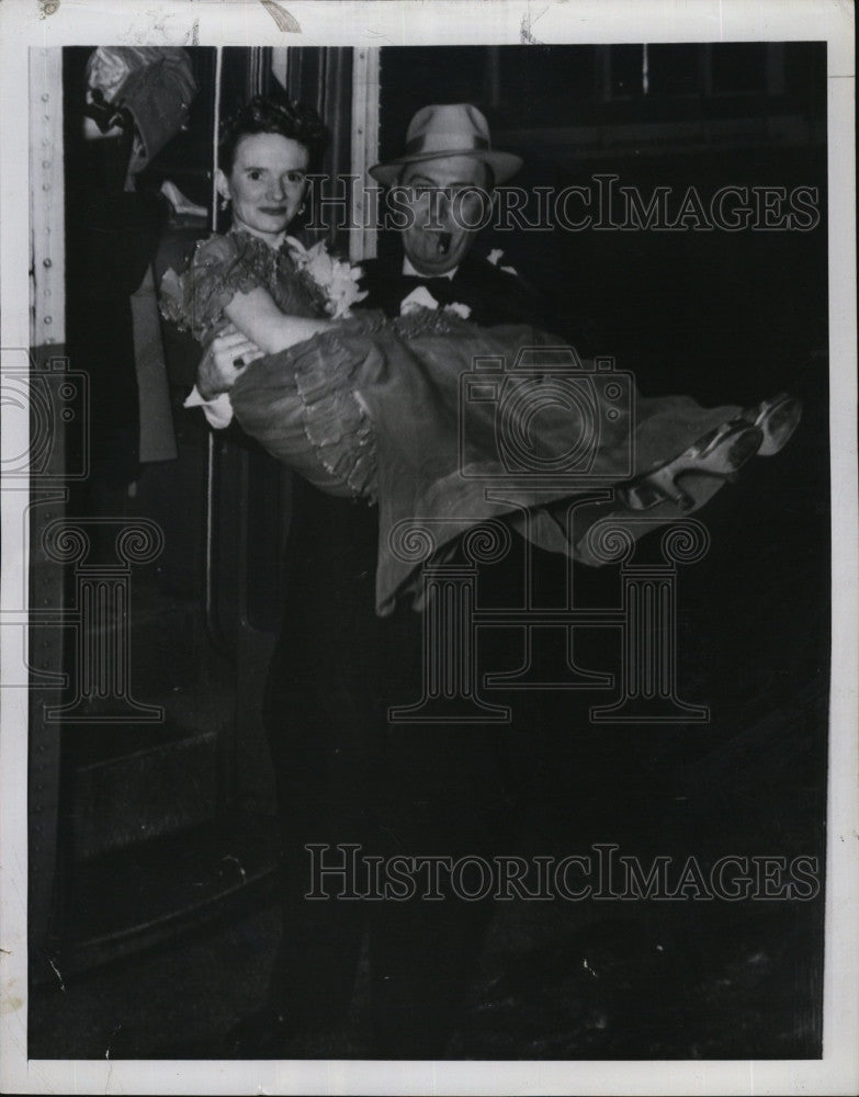 1949 Press Photo Ray Woods carries his bride Palma Farr - Historic Images