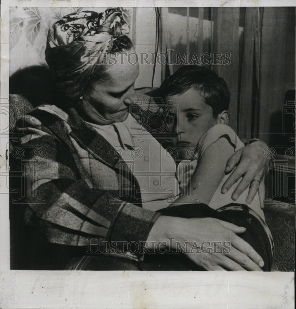 1955 Press Photo Tommy Woodard, his mother Mrs. Joseph Woodard - Historic Images