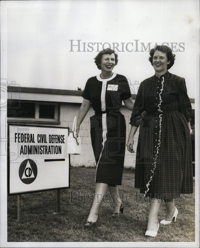 1956 Press Photo Mrs. Sara Woodward, Miss Mary Connor - Historic Images